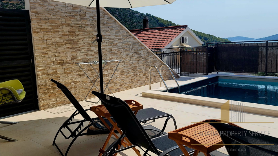 Luxury villa with a beautiful sea view in the vicinity of Trogir!