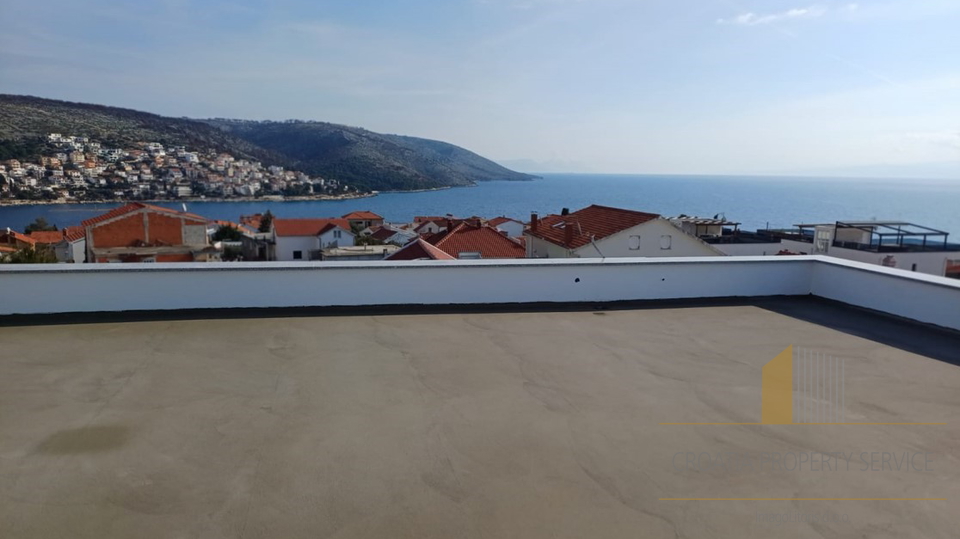 Luksuzni penthouse s krovnom terasom u novogradnji na otoku Čiovu!