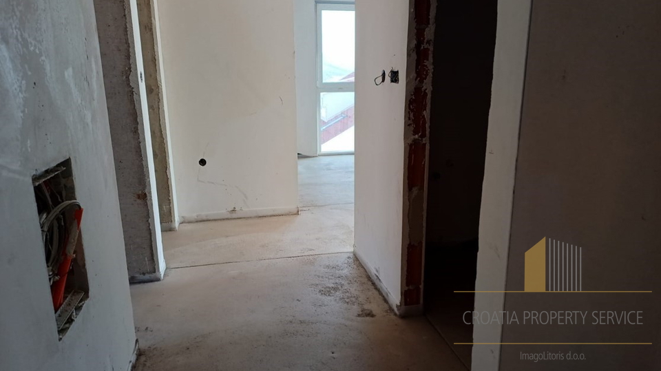 Luksuzni penthouse s krovnom terasom u novogradnji na otoku Čiovu!