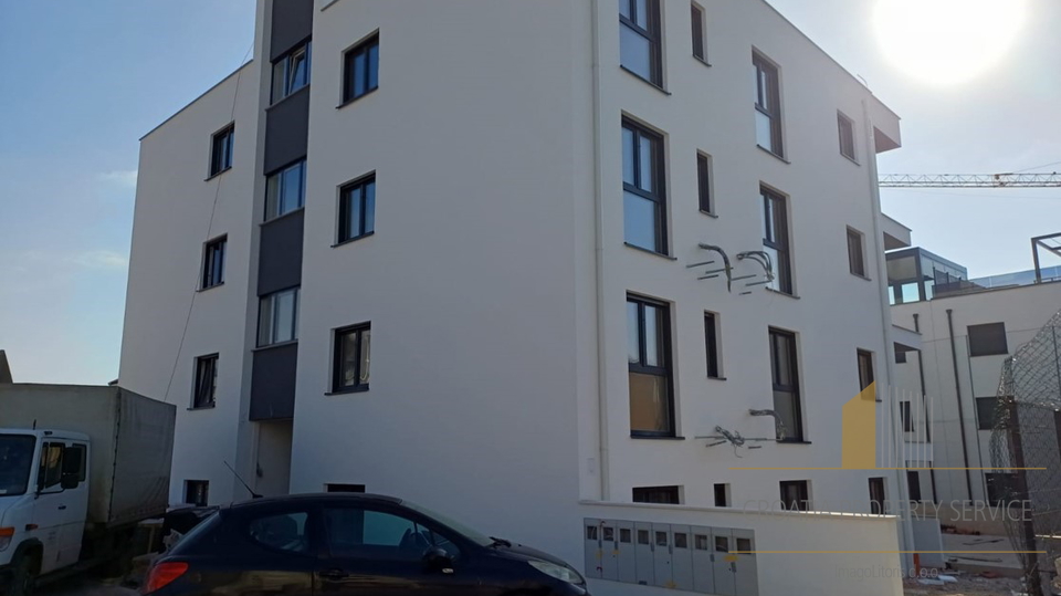 Luksuzni penthouse s krovnom terasom u novogradnji na otoku Čiovu!