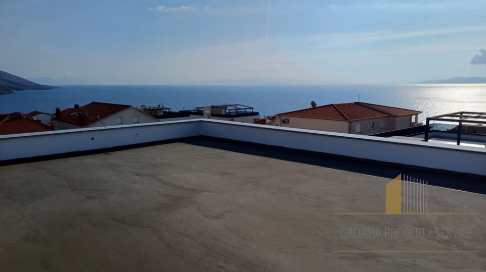 Luksuzni penthouse s krovnom terasom u novogradnji na otoku Čiovu!