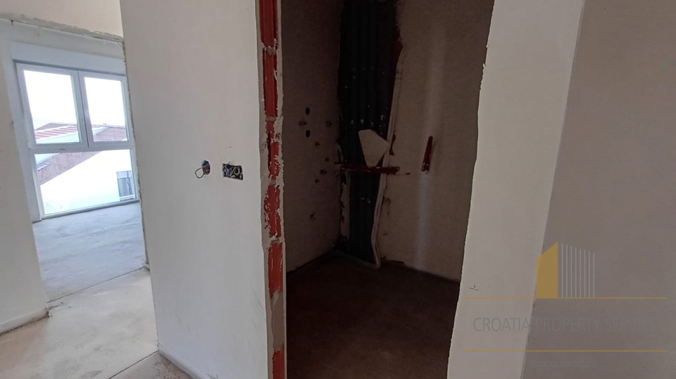 Luksuzni penthouse s krovnom terasom u novogradnji na otoku Čiovu!