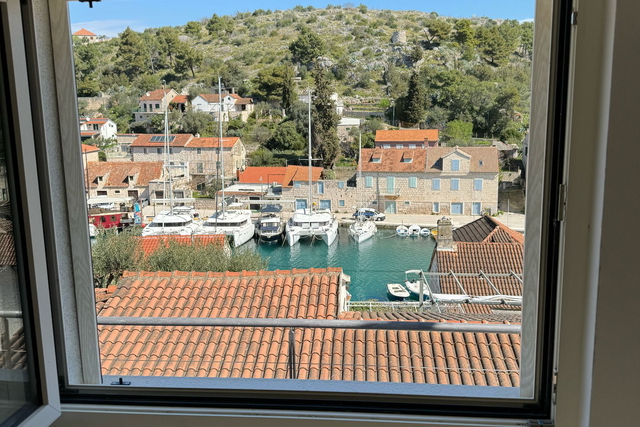 Moderna kuća s bazenom 50 m od mora – Otok Brač!