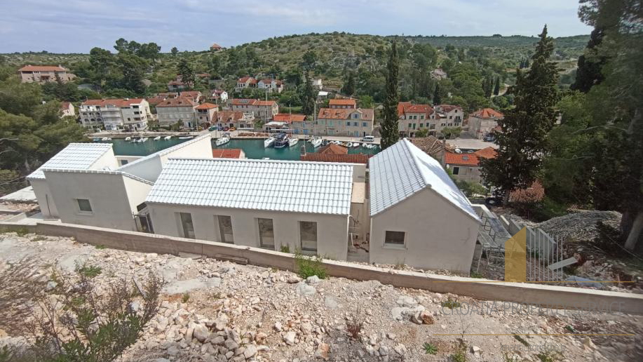 Modern house with a pool 50 m from the sea – Brač Island!