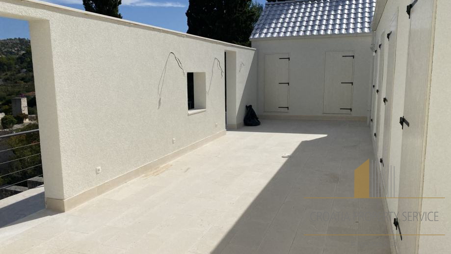 Modern house with a pool 50 m from the sea – Brač Island!