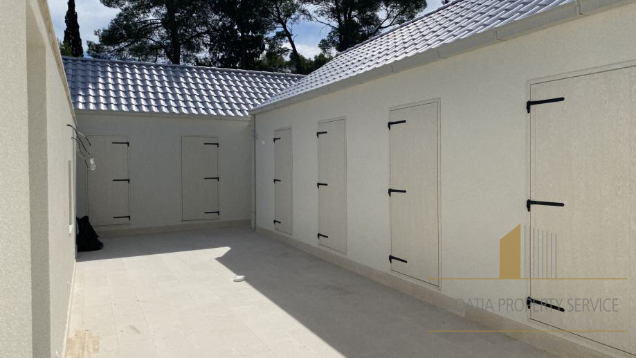 Modern house with a pool 50 m from the sea – Brač Island!