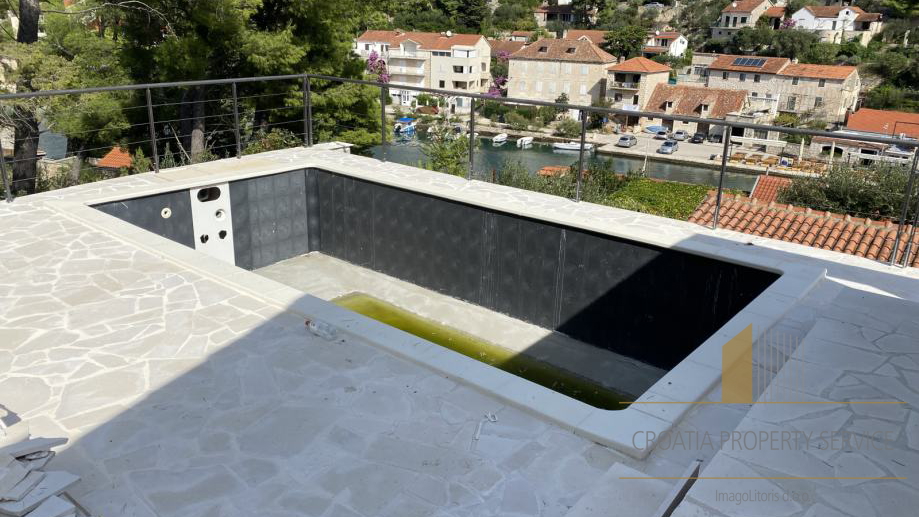 Modern house with a pool 50 m from the sea – Brač Island!