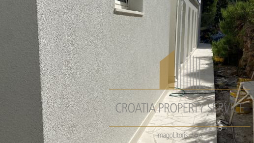 Modern house with a pool 50 m from the sea – Brač Island!