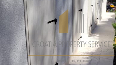 Modern house with a pool 50 m from the sea – Brač Island!