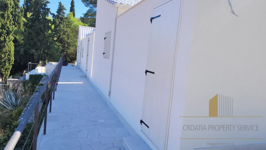 Modern house with a pool 50 m from the sea – Brač Island!