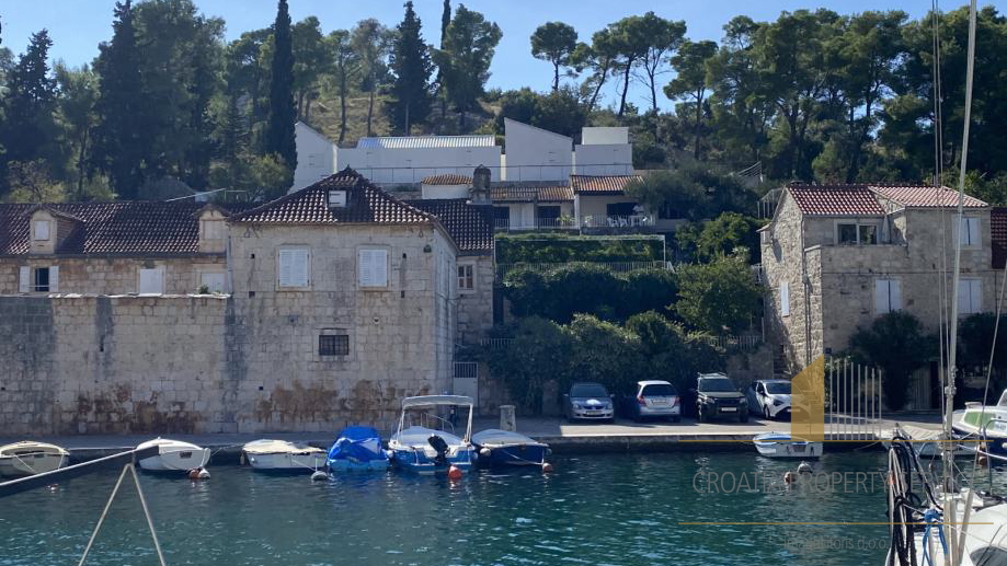Modern house with a pool 50 m from the sea – Brač Island!