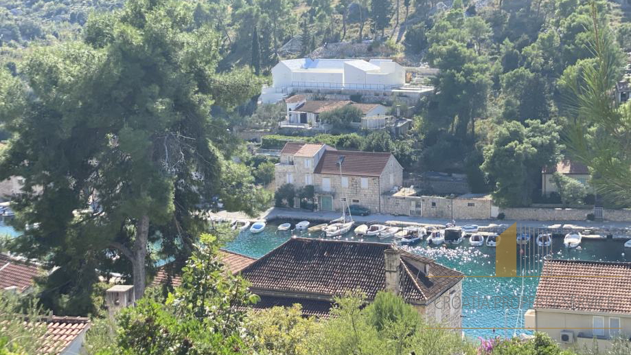 Modern house with a pool 50 m from the sea – Brač Island!