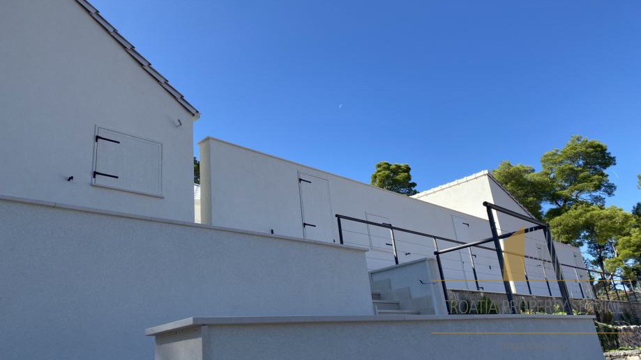Modern house with a pool 50 m from the sea – Brač Island!