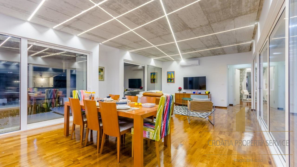 Nova luksuzna vila s bazenom na otoku Braču!