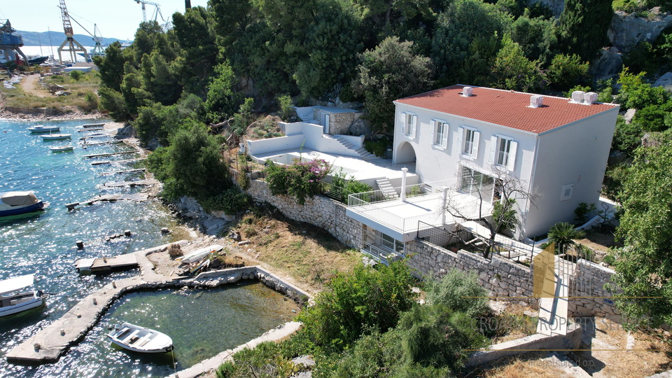 Neue Luxusvilla in der ersten Reihe am Meer mit privater Verbindung zum Boot - Insel Čiovu!