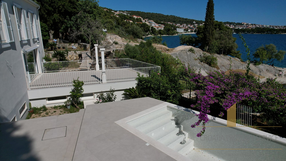 Neue Luxusvilla in der ersten Reihe am Meer mit privater Verbindung zum Boot - Insel Čiovu!