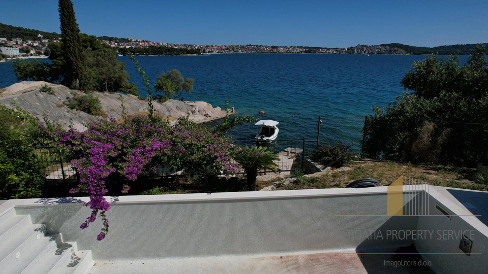 Neue Luxusvilla in der ersten Reihe am Meer mit privater Verbindung zum Boot - Insel Čiovu!