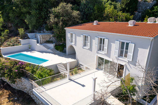 Nova luksuzna vila prvi red uz more s privatnim vezom za brod - otok Čiovu!