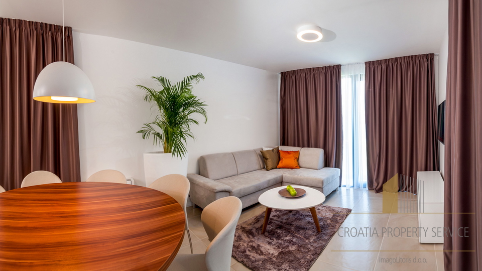 Luksuzna vila s 5* drugi red uz plažu na otoku Čiovu!