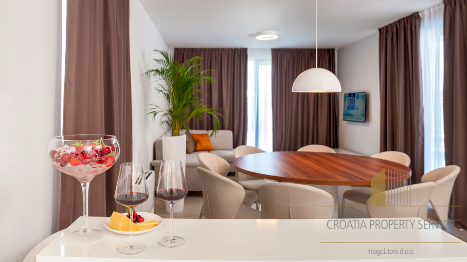 Luksuzna vila s 5* drugi red uz plažu na otoku Čiovu!