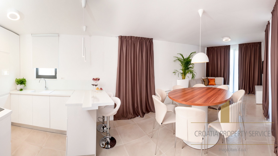 Luksuzna vila s 5* drugi red uz plažu na otoku Čiovu!