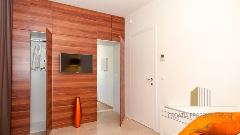 Luksuzna vila s 5* drugi red uz plažu na otoku Čiovu!