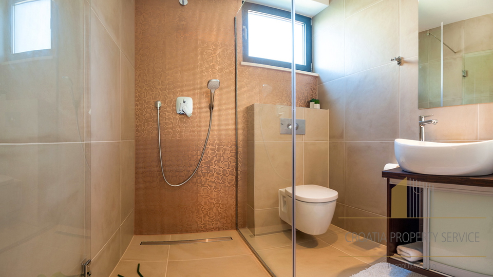 Luksuzna vila s 5* drugi red uz plažu na otoku Čiovu!