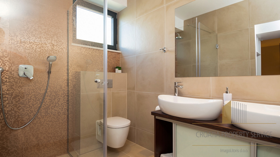 Luksuzna vila s 5* drugi red uz plažu na otoku Čiovu!
