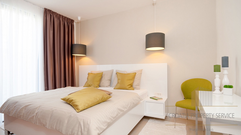 Luksuzna vila s 5* drugi red uz plažu na otoku Čiovu!