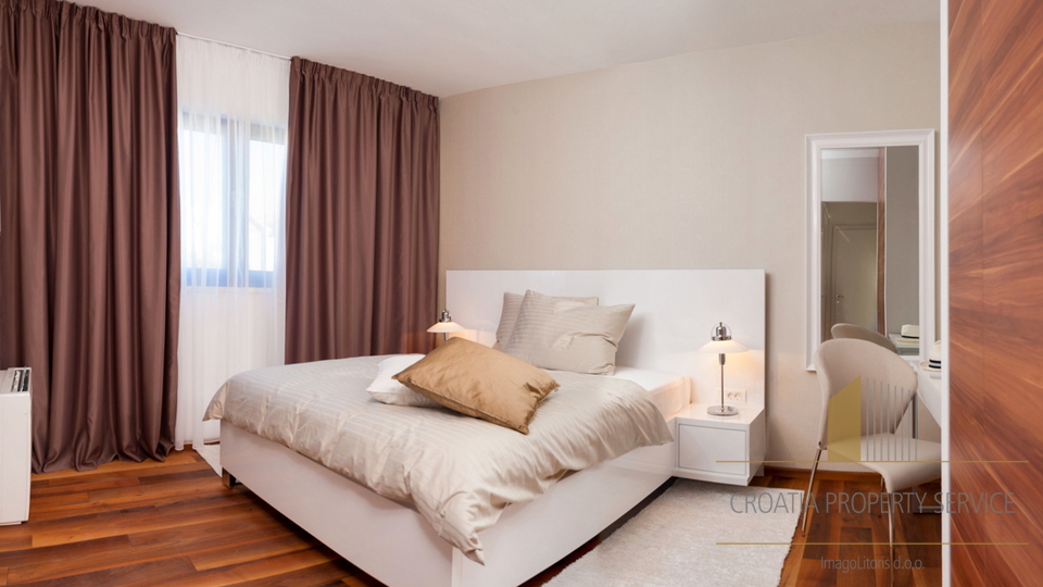 Luksuzna vila s 5* drugi red uz plažu na otoku Čiovu!