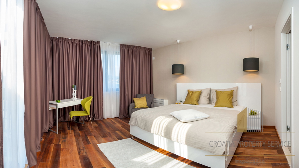Luksuzna vila s 5* drugi red uz plažu na otoku Čiovu!