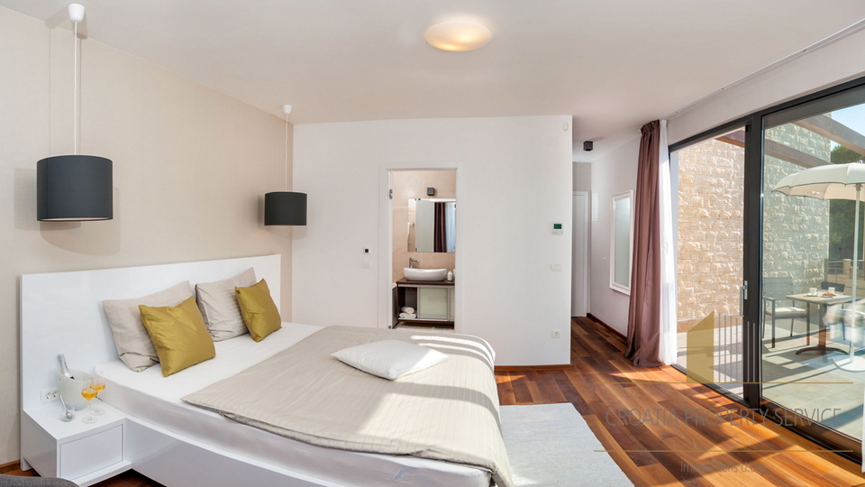 Luksuzna vila s 5* drugi red uz plažu na otoku Čiovu!