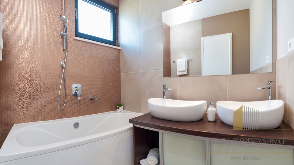 Luksuzna vila s 5* drugi red uz plažu na otoku Čiovu!