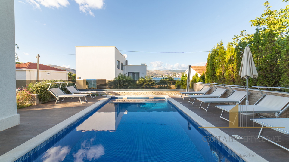 Luksuzna vila s 5* drugi red uz plažu na otoku Čiovu!