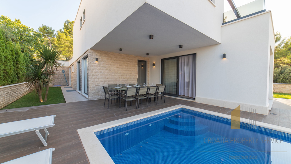 Luksuzna vila s 5* drugi red uz plažu na otoku Čiovu!