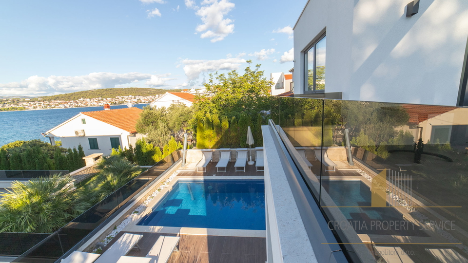 Luksuzna vila s 5* drugi red uz plažu na otoku Čiovu!