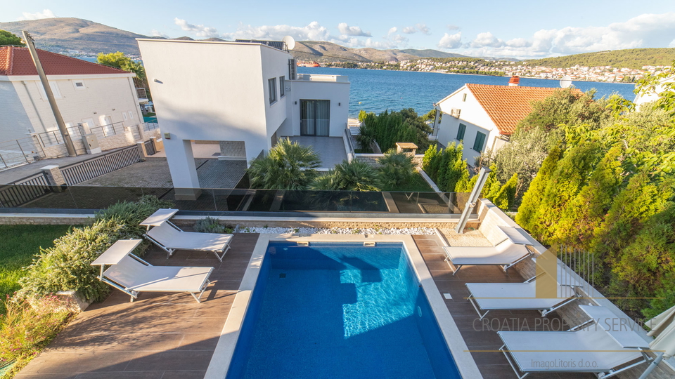 Luksuzna vila s 5* drugi red uz plažu na otoku Čiovu!