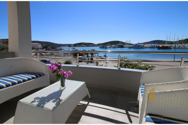 Wunderschöne Apartmentvilla, erste Reihe zum Meer in Rogoznica!