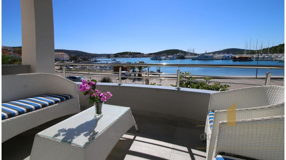 Wunderschöne Apartmentvilla, erste Reihe zum Meer in Rogoznica!