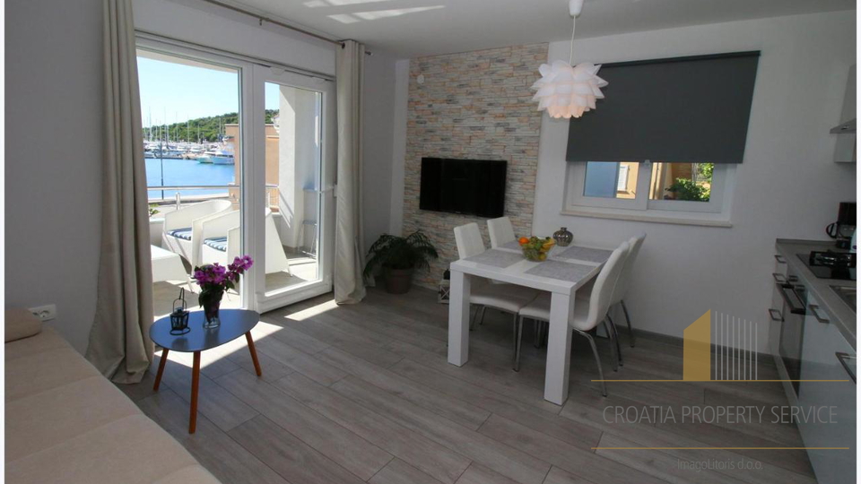 Wunderschöne Apartmentvilla, erste Reihe zum Meer in Rogoznica!
