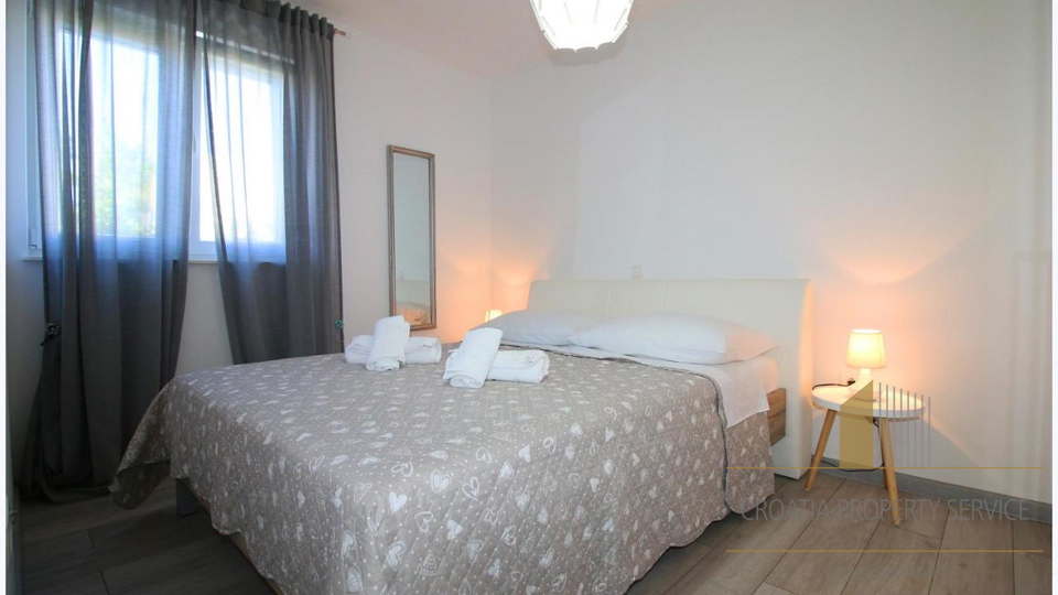 Wunderschöne Apartmentvilla, erste Reihe zum Meer in Rogoznica!