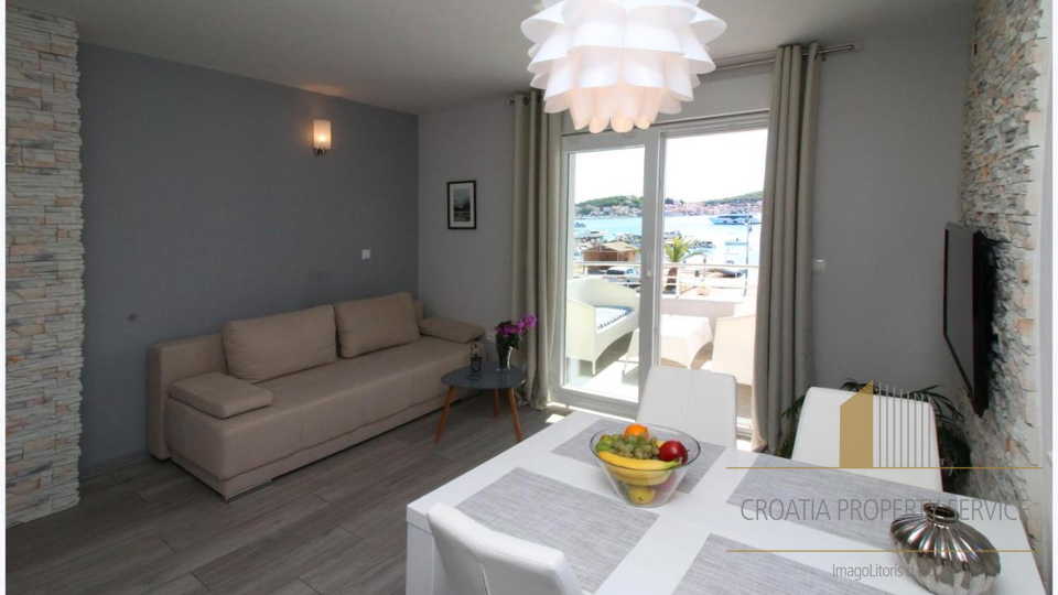 Wunderschöne Apartmentvilla, erste Reihe zum Meer in Rogoznica!
