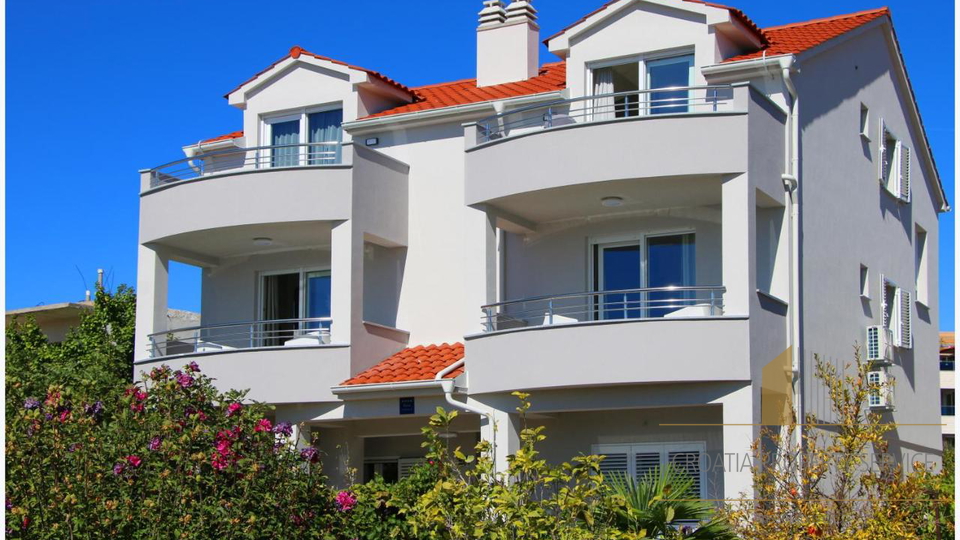 Wunderschöne Apartmentvilla, erste Reihe zum Meer in Rogoznica!