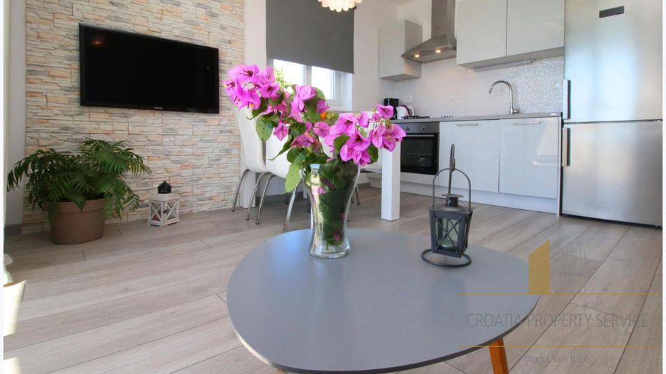 Wunderschöne Apartmentvilla, erste Reihe zum Meer in Rogoznica!