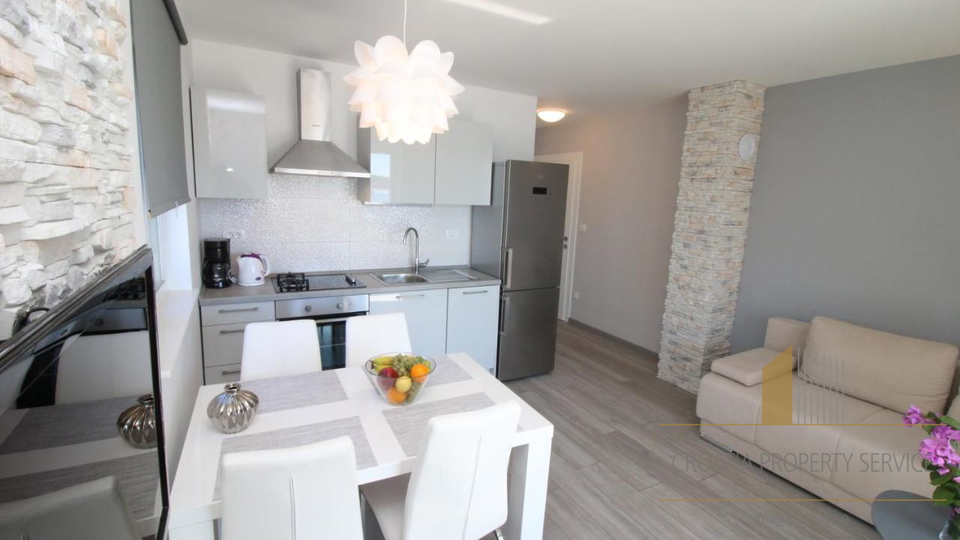Wunderschöne Apartmentvilla, erste Reihe zum Meer in Rogoznica!
