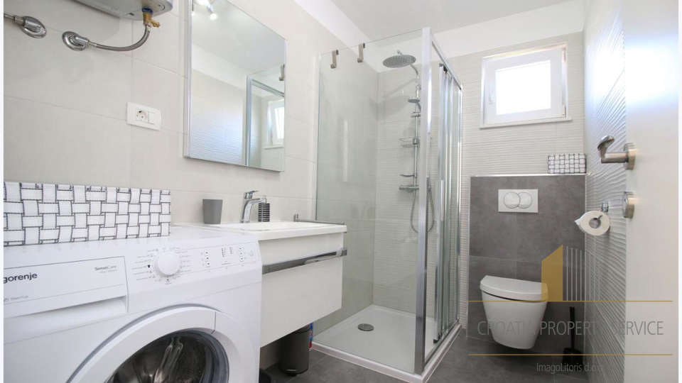 Wunderschöne Apartmentvilla, erste Reihe zum Meer in Rogoznica!