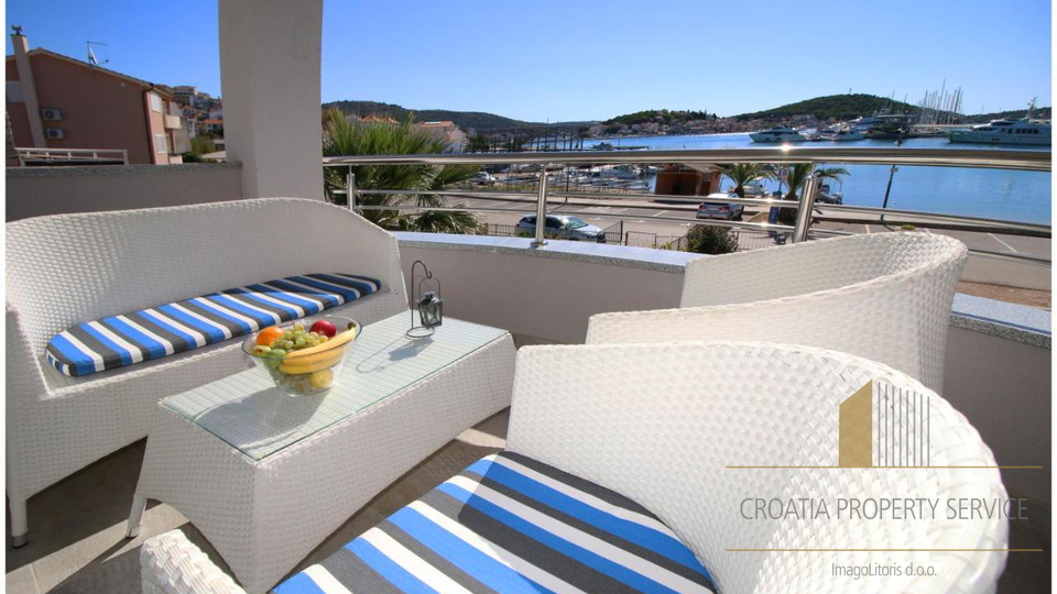 Wunderschöne Apartmentvilla, erste Reihe zum Meer in Rogoznica!