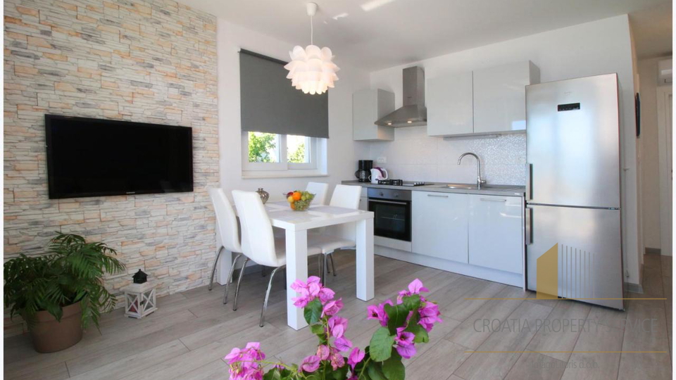 Wunderschöne Apartmentvilla, erste Reihe zum Meer in Rogoznica!