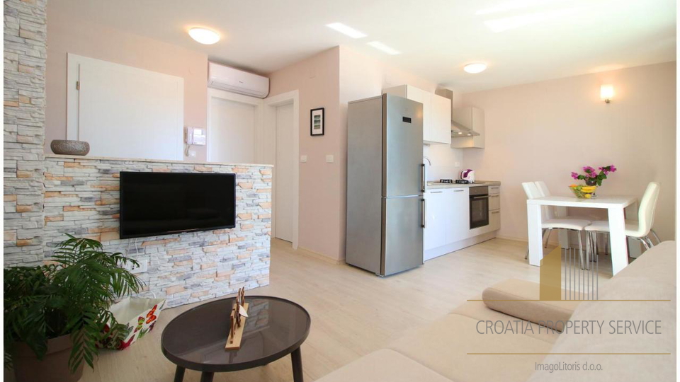 Wunderschöne Apartmentvilla, erste Reihe zum Meer in Rogoznica!