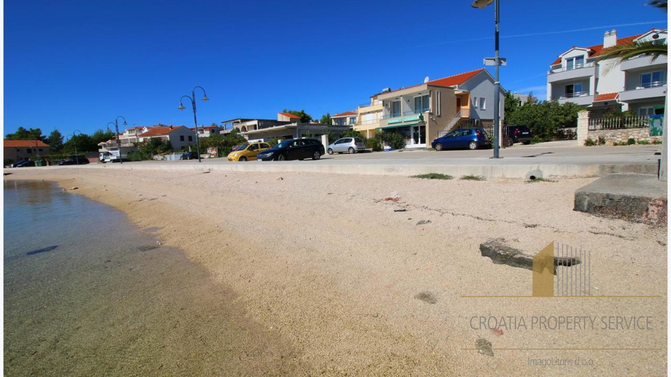 Wunderschöne Apartmentvilla, erste Reihe zum Meer in Rogoznica!